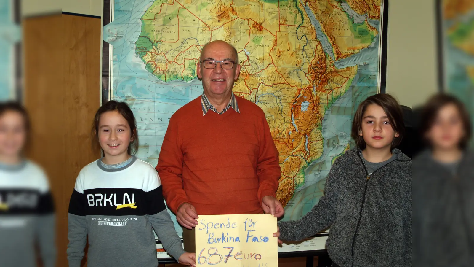 Samuel (l.) und Leo von der Montessorischule übergeben stellvertretend für rund 100 Schüler die Spende an Klaus Woithe von der Afrikahilfe „Fanga e.V.“. (Foto: Uta Künkler)