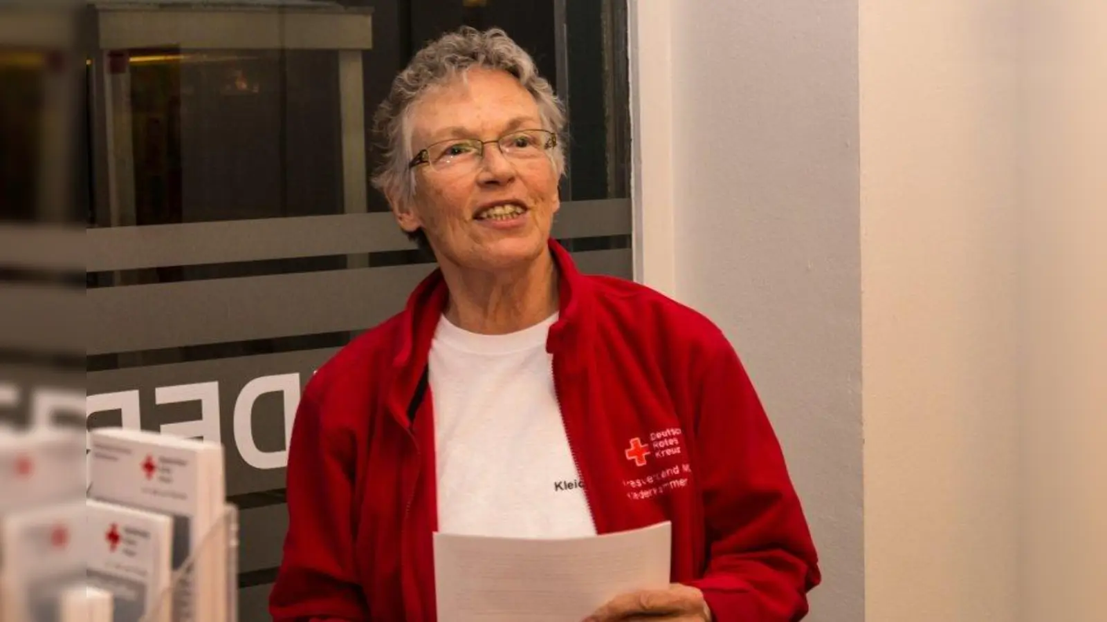 Gertraud Peplow, Leiterin der Kleiderkammer Solln, hielt die Begrüßungsrede. (Foto: Bjoern Bores (BRK))