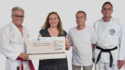 Freude bei der Spendenübergabe (v.l.): Dieter Meyer ( Ehrenpräsident des Bayerischen Ju-Jutsu-Verbandes), Anna-Amanda Steinfatt (Stiftung AKM), Peter Scondo (SV Esting) und Rolf Kissel (SCUG). (Foto: Wolff/SCUG)