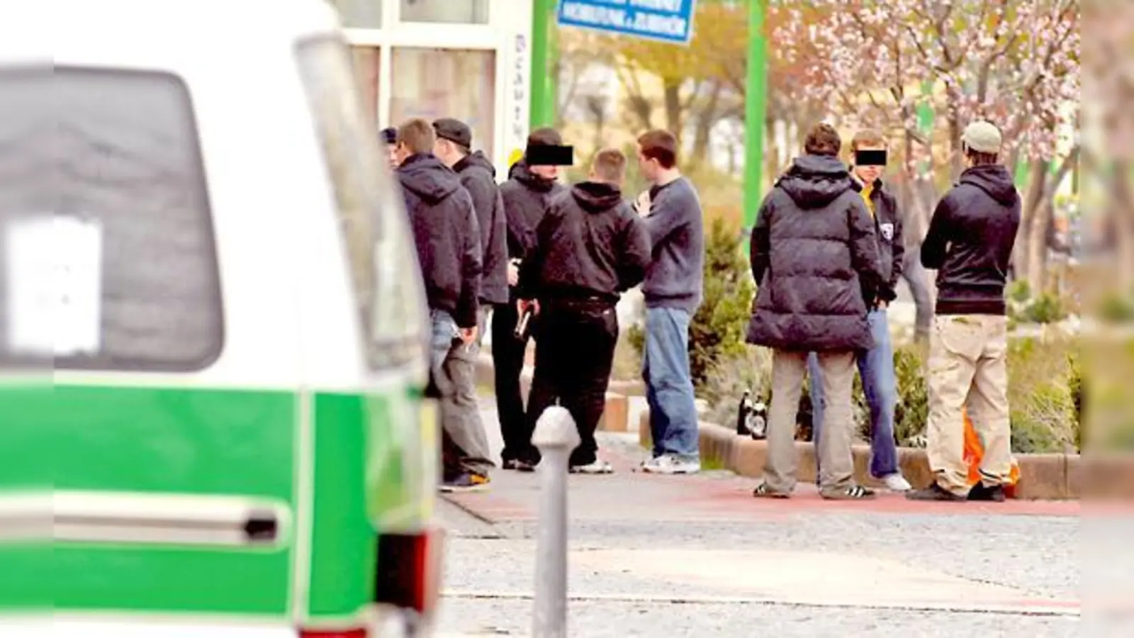 Jugendliche in Haar machen der Polizei durch Trinkgelage und Randale Probleme. Jetzt sollen Bürger die Beamten bei Kontrollgängen unterstützen.	 (Foto: Schunk)