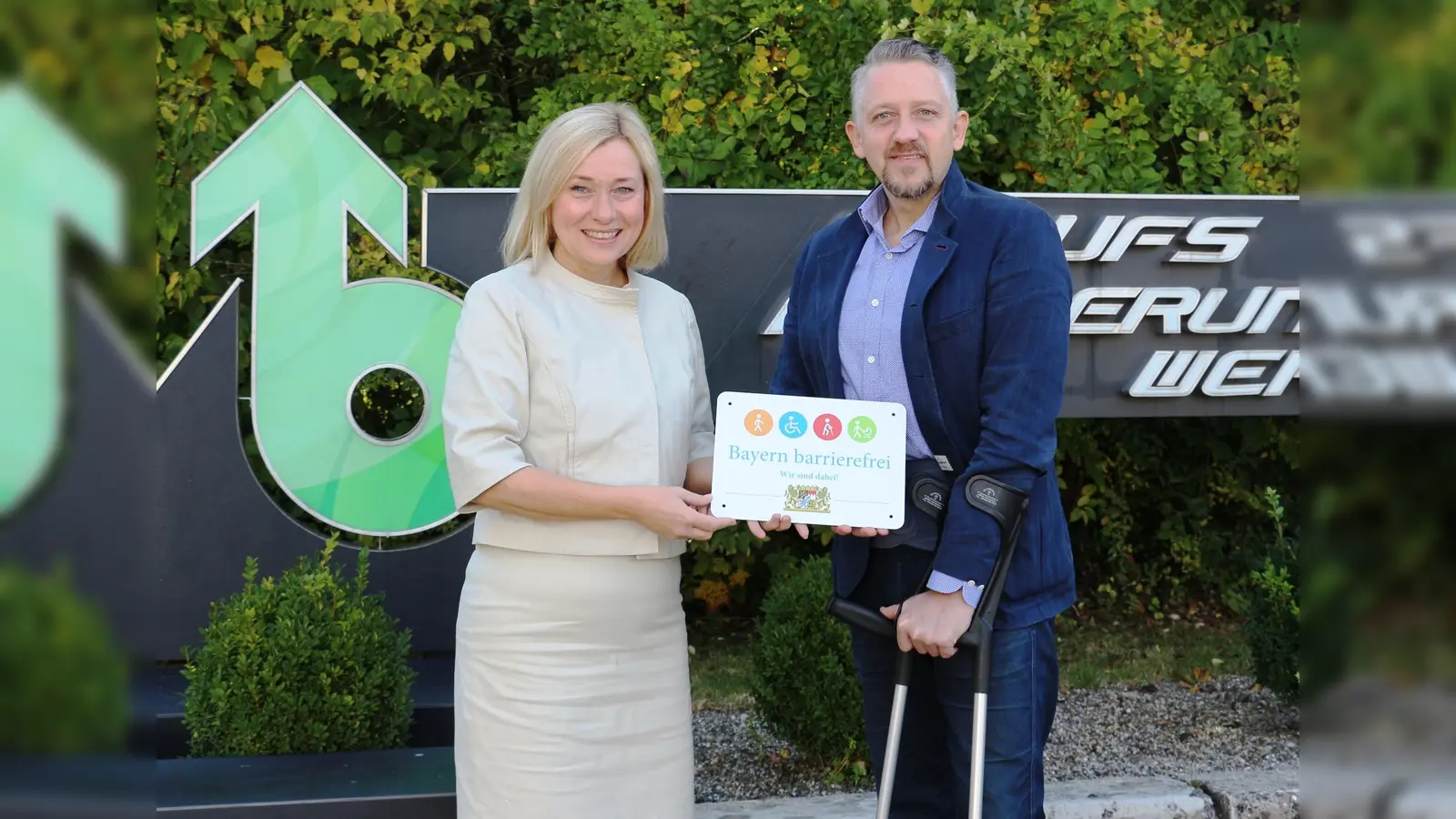 Das Signet "Bayern Barrierefrei" wurde von Doris Rauscher und Thomas Huber (beide MdL) überreicht.  (Foto: BFW )