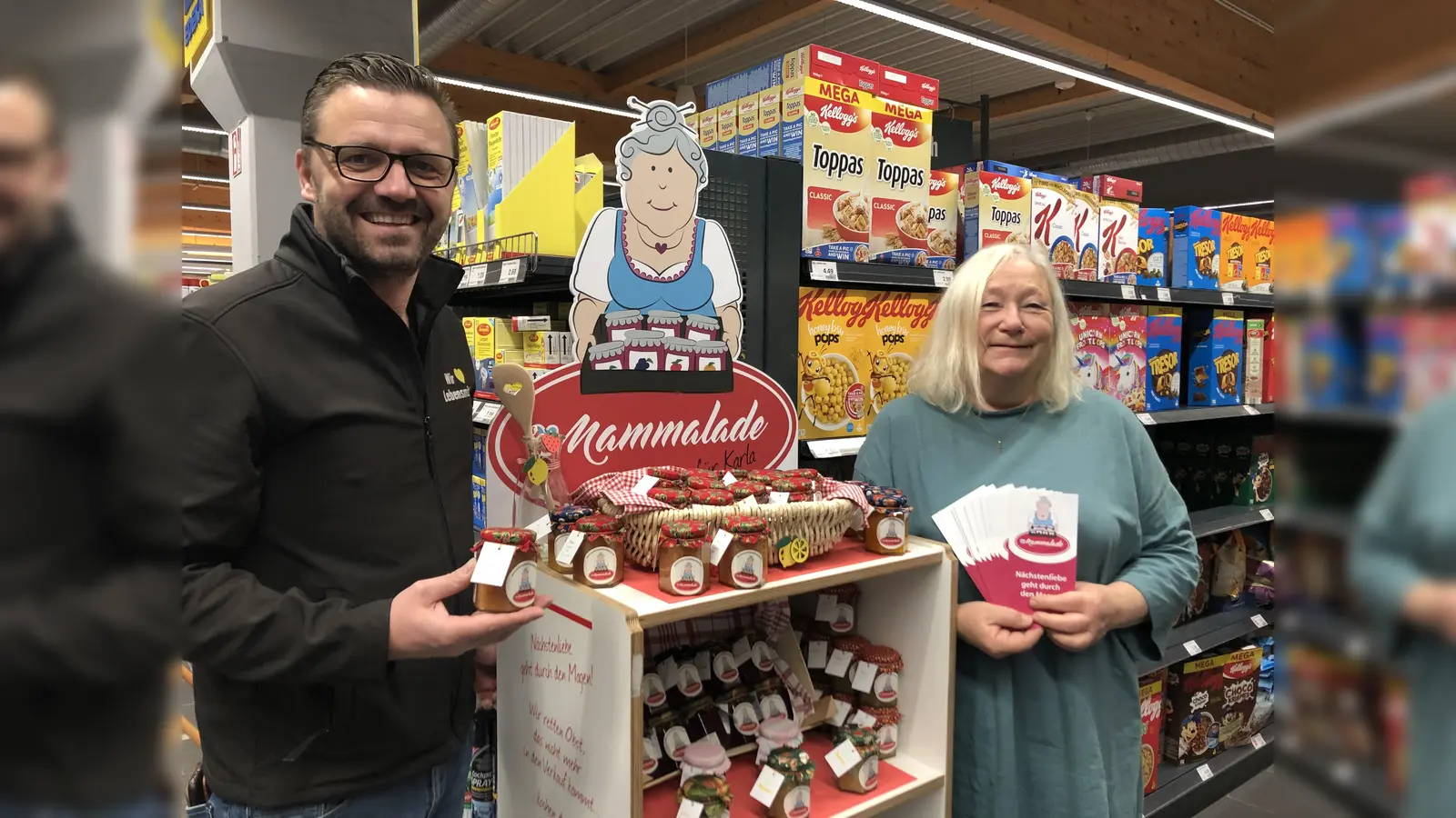 Stefan Alex, Inhaber von EDEKA Alex in Höhenkirchen-Siegertsbrunn mit Helene Nestler, die die Mammalade "erfunden" hat und den Verein leitet. (Foto: hw)