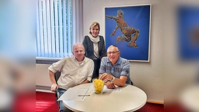 Joachim Stehr, Susanne Allers und Alfred Reiner (v. l.) bei der Auslosung der Vorrundengruppen. (Foto: Sparkasse)