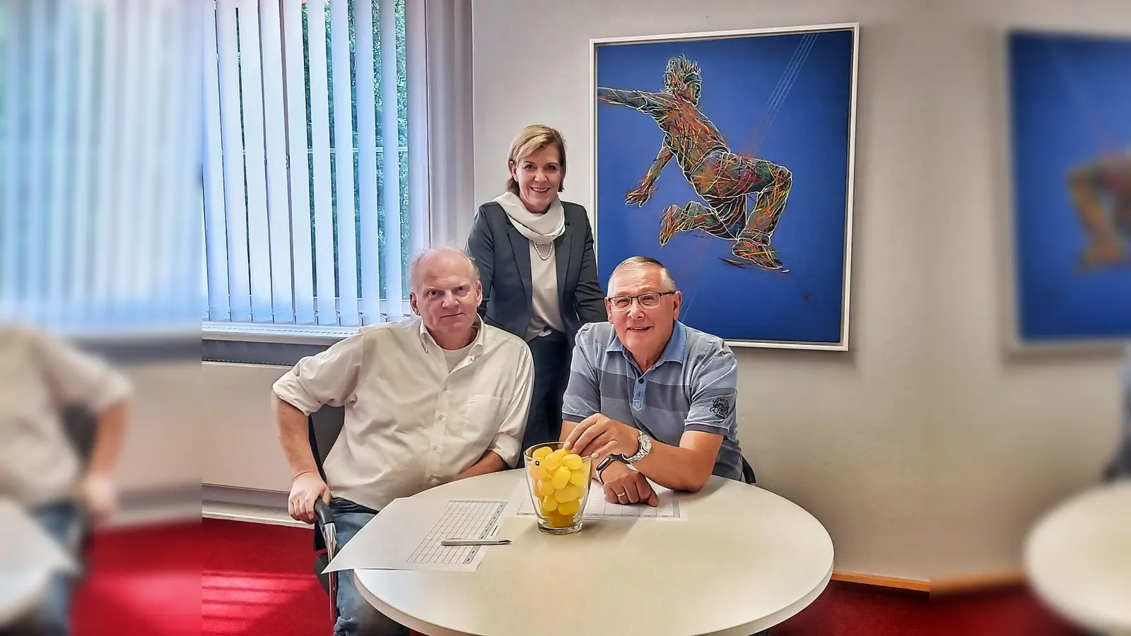 Joachim Stehr, Susanne Allers und Alfred Reiner (v. l.) bei der Auslosung der Vorrundengruppen. (Foto: Sparkasse)