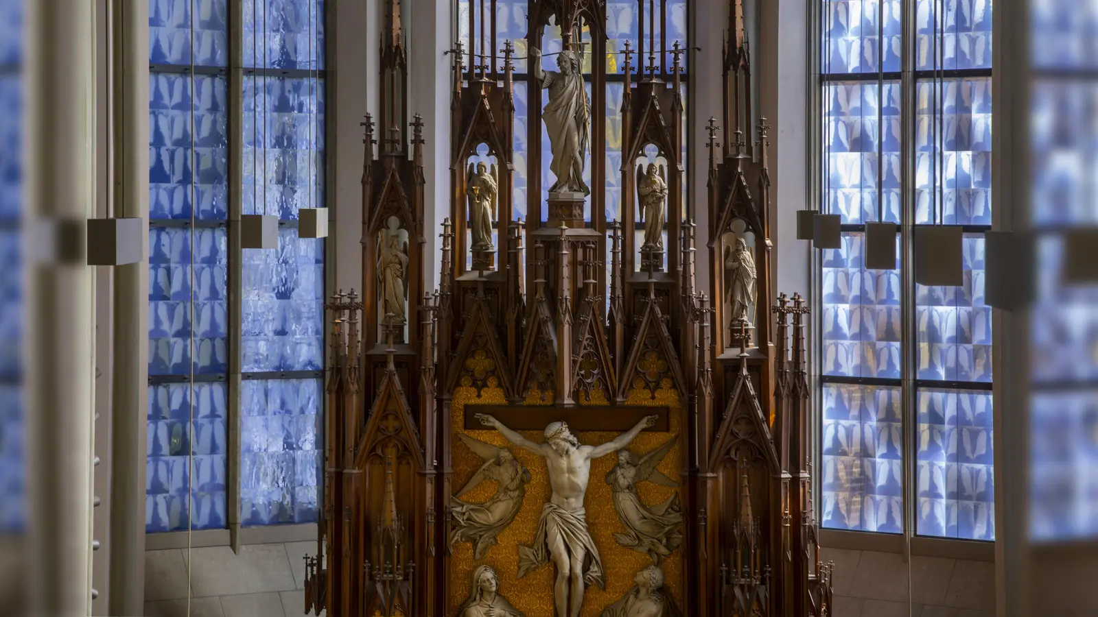 Auf Basis von mehr als 1.000 Röntgenaufnahmen hat der Künstler Christoph Brech fünf Chor- und zwei Oratorienfenster für die Heilig-Kreuz-Kirche geschaffen. (Foto: Wolfgang Pulfer)
