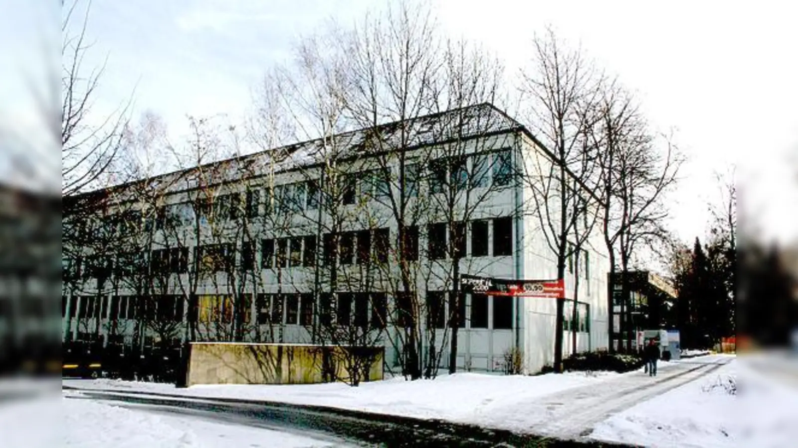 Noch hat ein Fitness-Studio in der Neumarkter Straße 43 seinen Standort. Lernen dort bald Kinder? 	 (Foto: js)