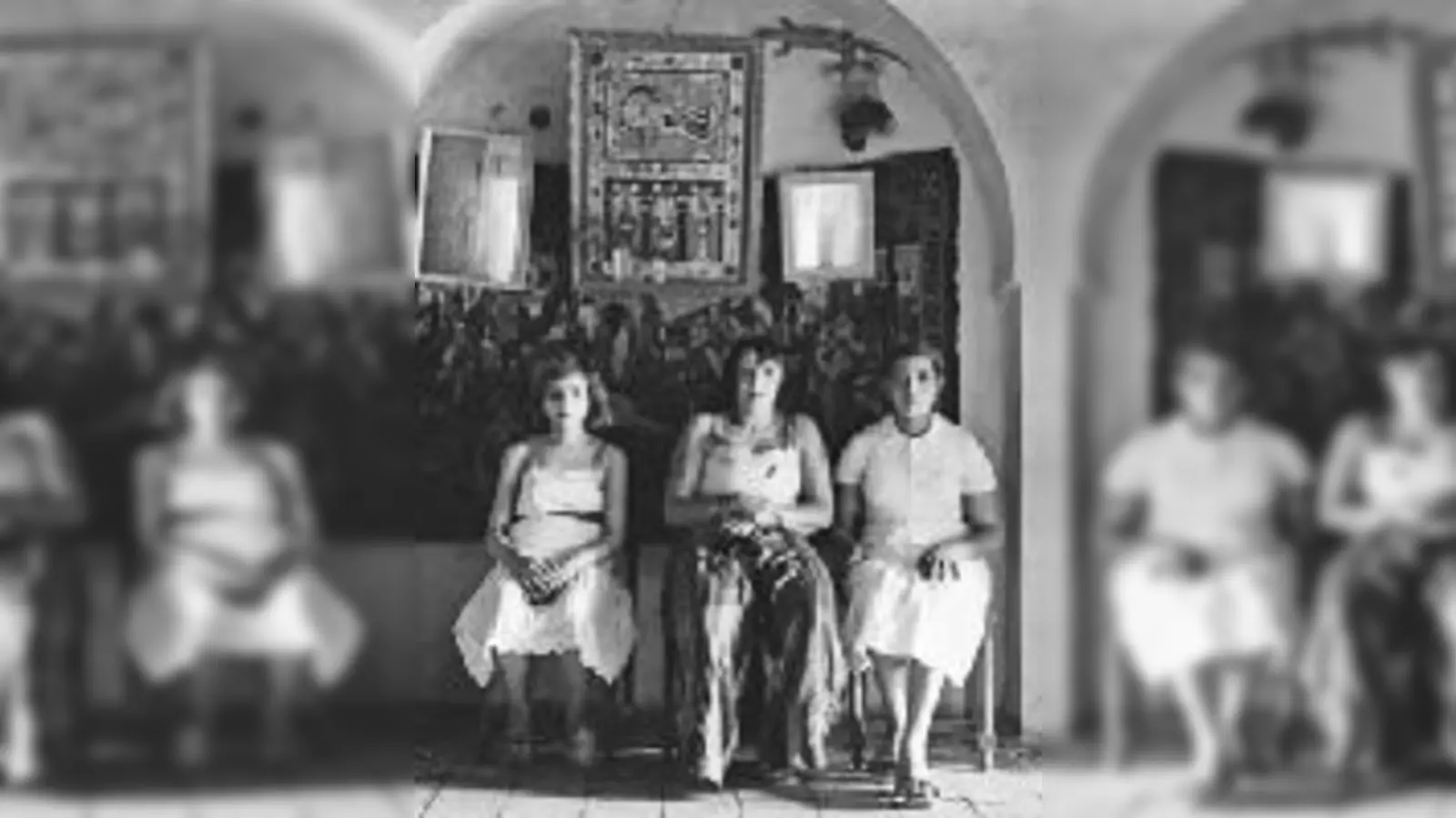 Selbstportrait von Soupault 1940 mit Hosenrock, die sie bevorzugt trug und selbst entwarf (unten) und Bild aus der Serie »Quartier réservé«, Tunis, 1939.   (Foto: 2007 Nachlass Ré Soupault/VG Bild-Kunst, Bonn 2007)