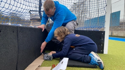 Hier wird gerade eines der Tore umgebaut, damit Hockeyschüsse weniger laut sind. (Foto: HC Wacker )