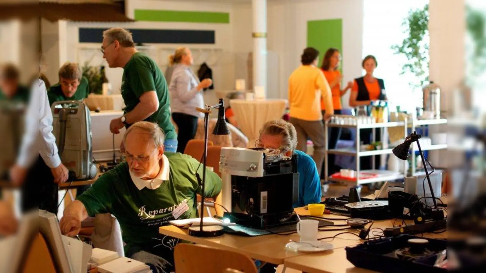 Im Repair Café konnten heuer 75 Prozent der kaputten Geräte oder Kleider wieder flott gemacht werden. (Foto: Phil Anderegg)