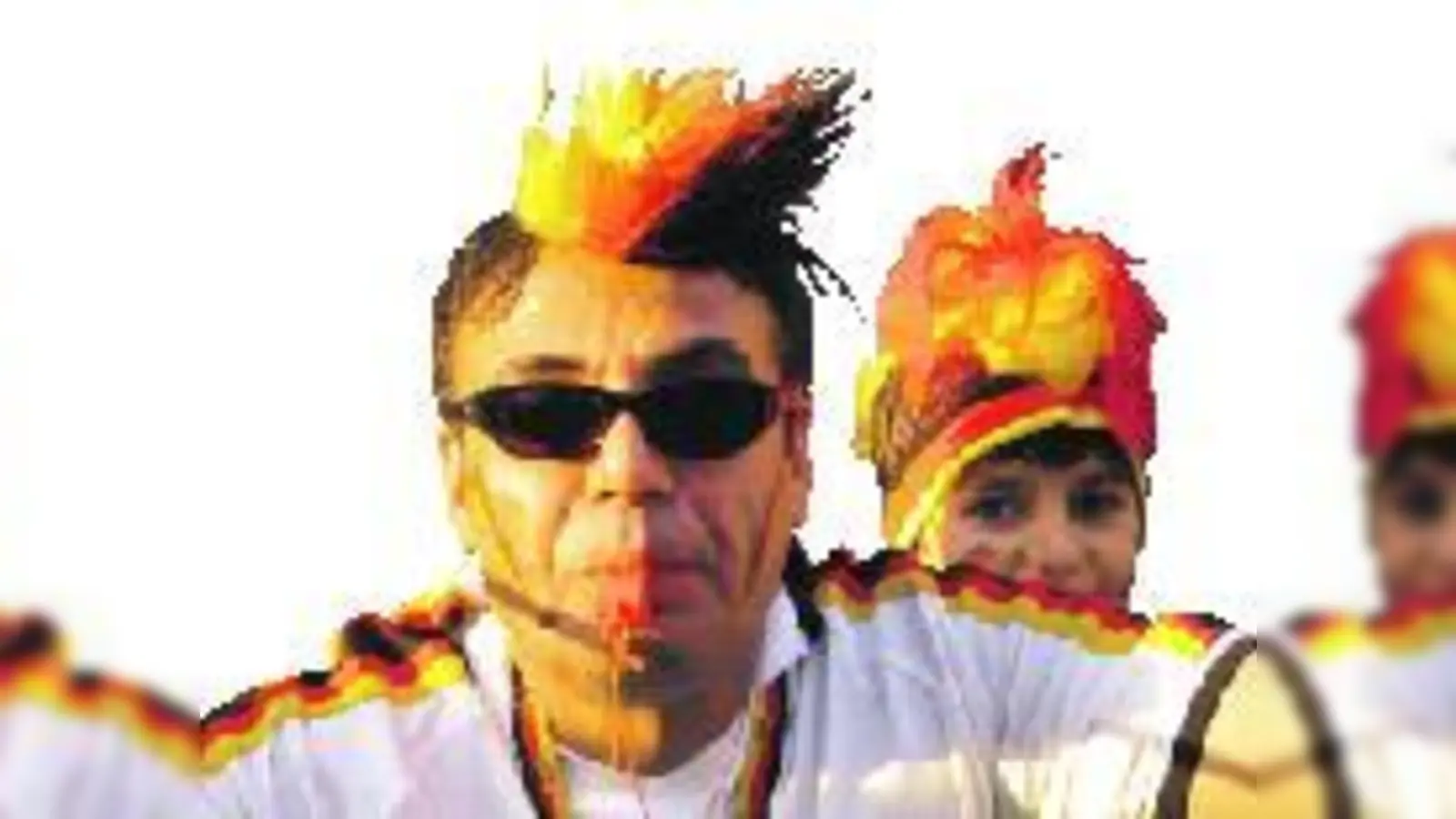 Da werden Erinnerungen an die WM 2006 wach: Auch zur Fußball-EM laufen die Münchner Bürger in schwarz-rot-geilen Kostümierungen durch die Straßen  in der Hoffnung auf ein neues Sommermärchen.  (Foto: nan)