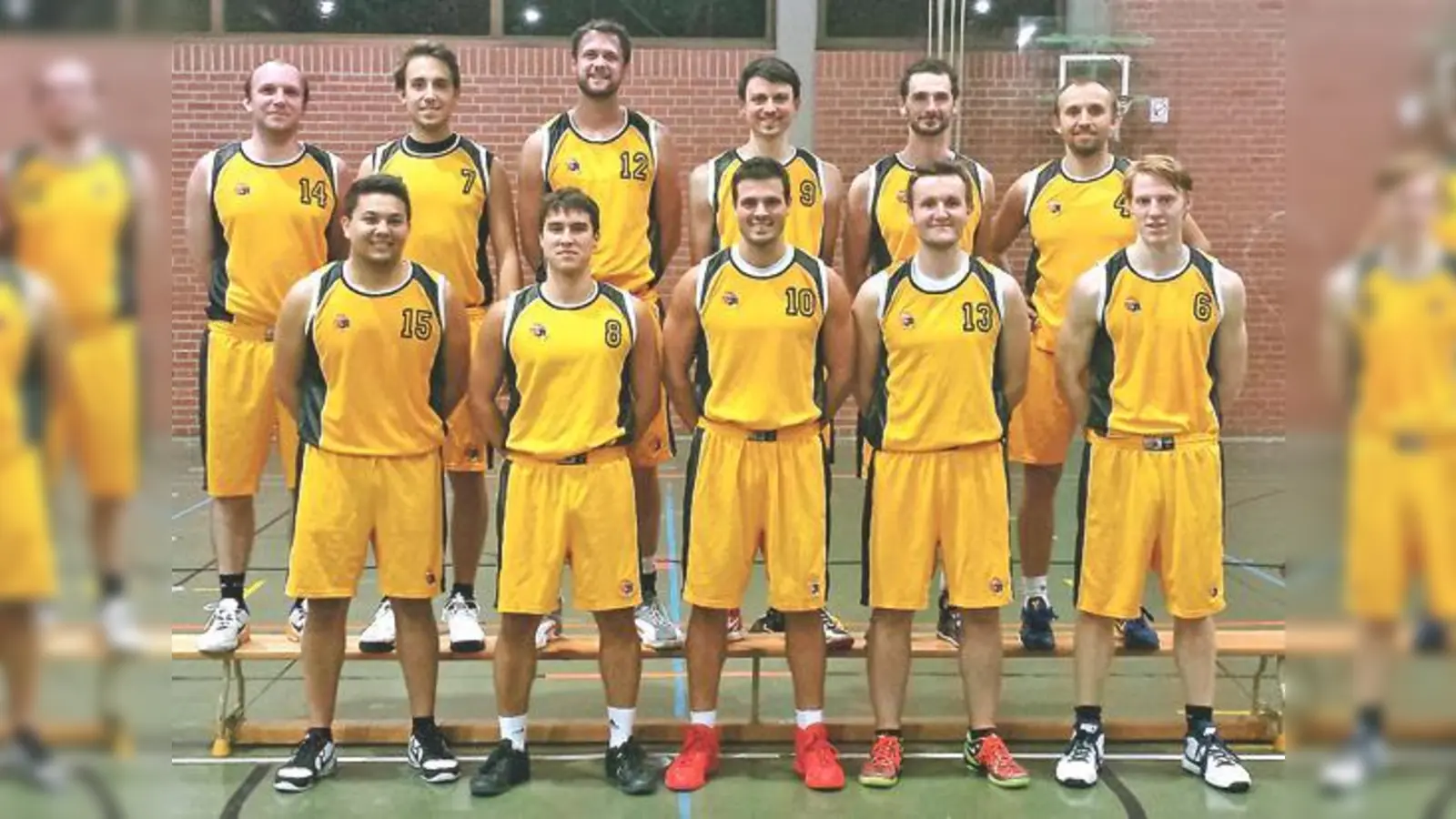 Die Basketballer des TSV Ismaning sind kurz vor Saisonende Tabellenführer ihrer Liga. Das Potenzial für eine höhere Spielklasse hätte die Mannschaft, meint Spielertrainer Christian Schuster (hinten, Dritter von links).	 (Foto: Verein)