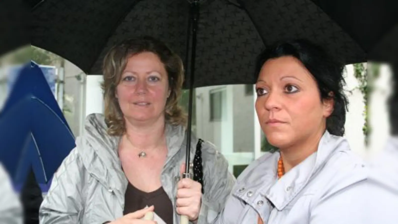 Areti Zioga und Dionisia Sirmi (v.l.) meinen, es werde mit der Gesundheit ihrer Kinder gespielt. Sie wollen ihre Töchter deshalb nicht mehr in die private griechische „Volksschule” schicken. (Foto: tg)