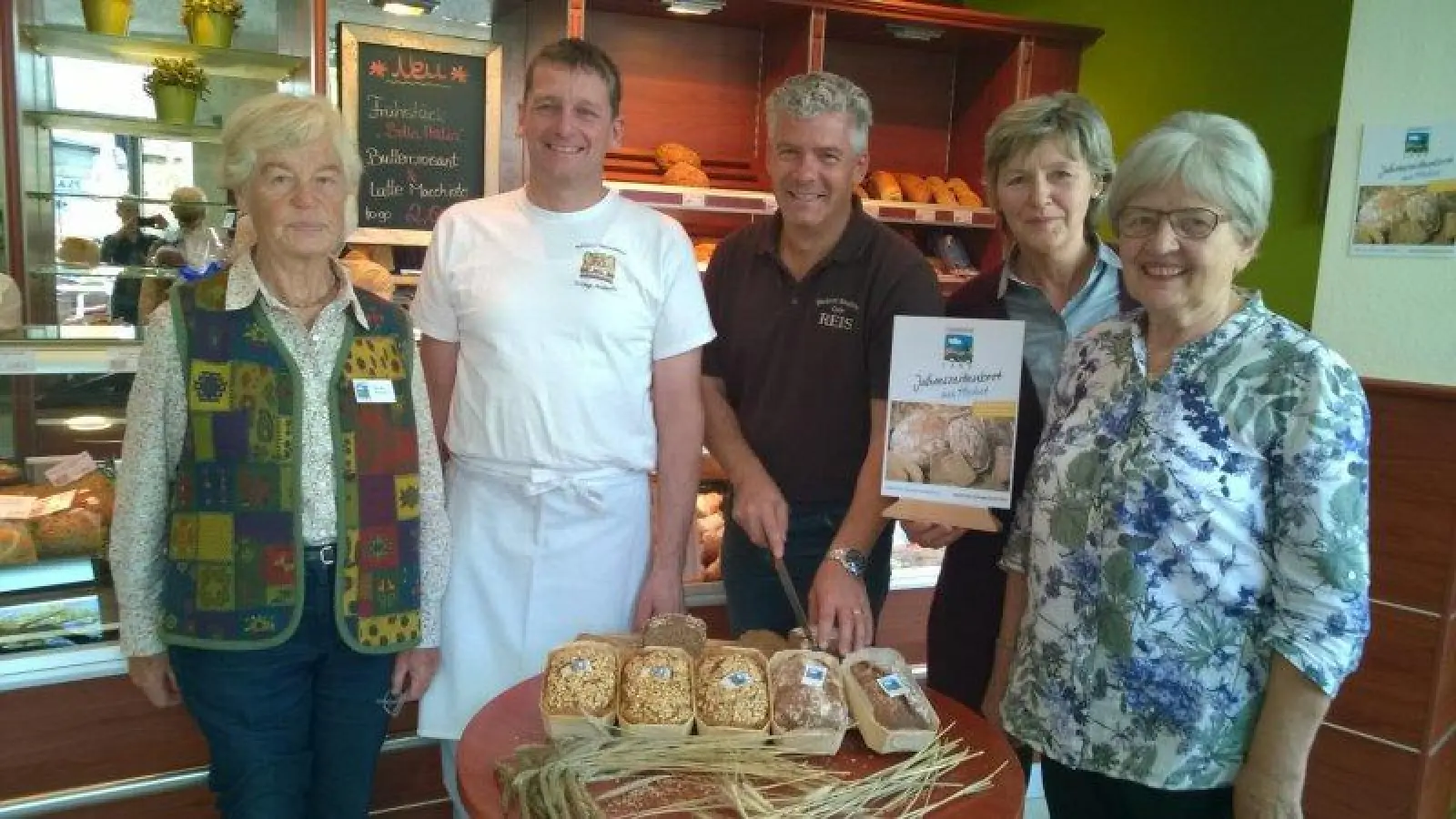 V.l.: Heidi Zeltner (Solidargemeinschaft), Christoph Benedikter (Handwerksbäcker), Werner Henzel für die Bäckerei Nikolaus Reis (Handwerksbäcker), Annemarie Pentenrieder und Irene Heimerl (Solidargemeinschaft) beim gemeinsamen Anschnitt des Herbstbrotes. (Foto: Unser Land)