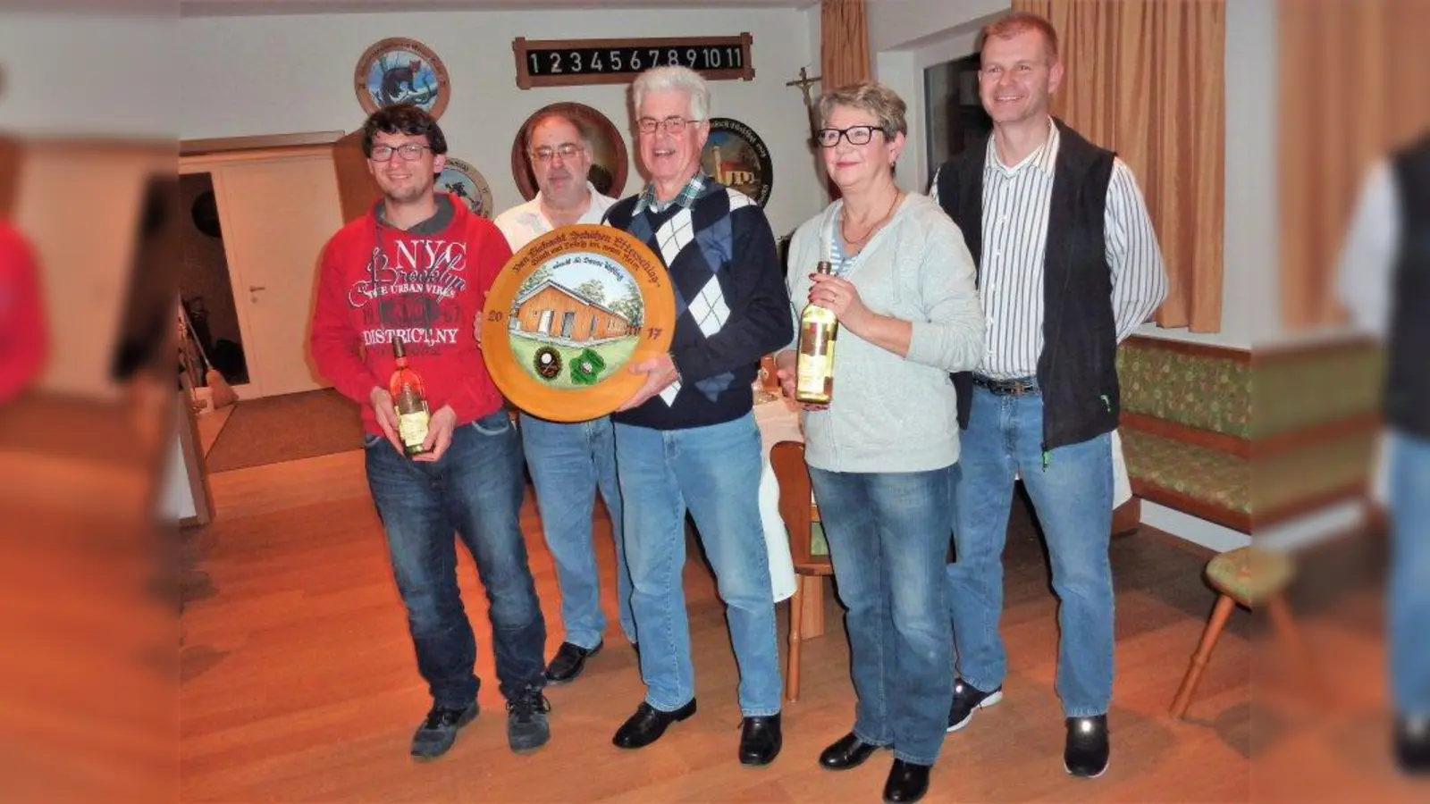 Die Etterschlager Schützen präsentieren stolz das Einzugsgeschenk der Weßlinger Schützengesellschaft. (Foto: Eintracht Etterschlag)