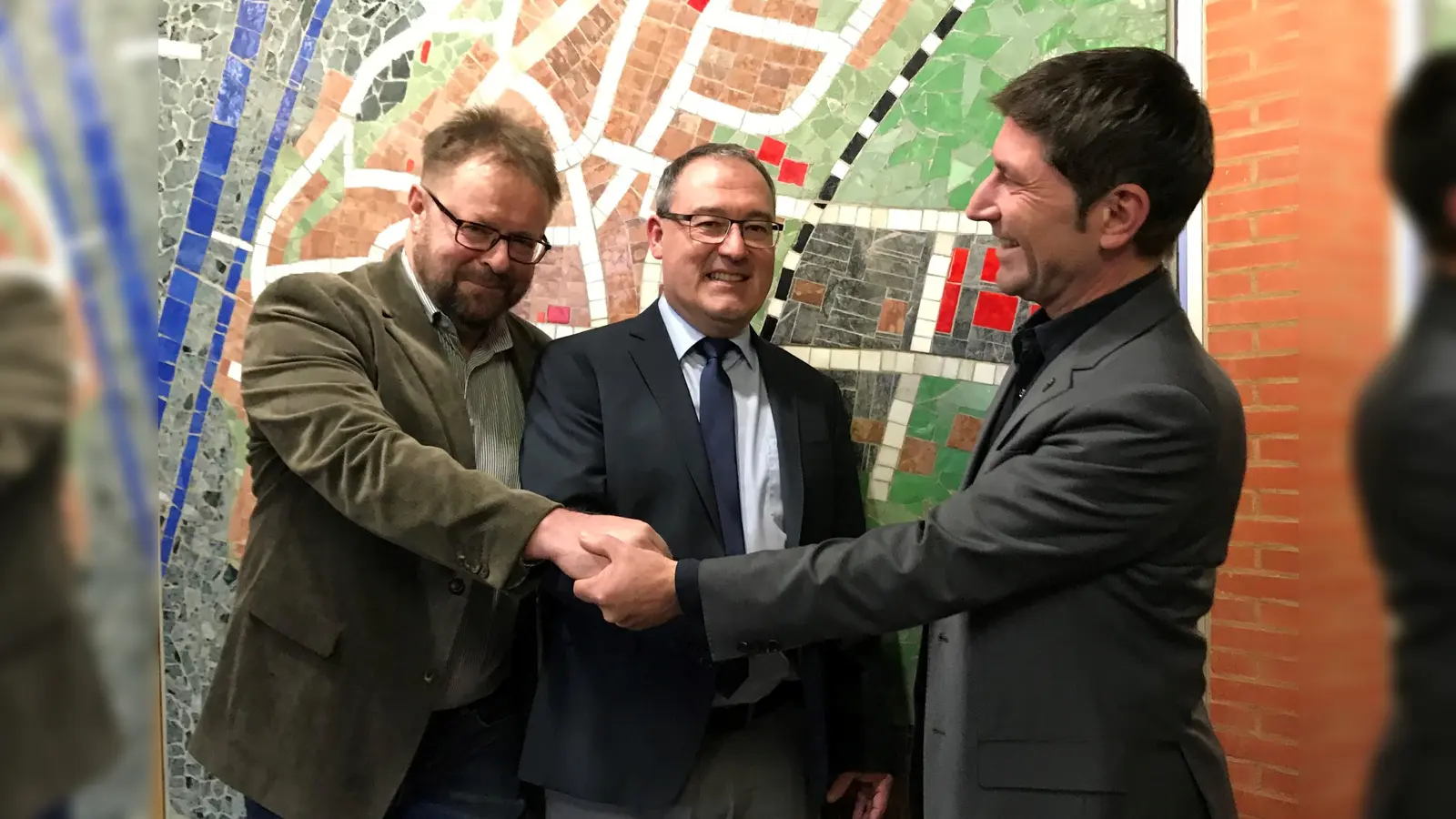 Einen guten Start wünschte Unterföhrings Bürgermeister Andreas Kemmelmeyer (rechts) seinem neuen Kämmerer Robert Beckerbauer (Mitte) und seinem Hauptamtsleiter Martin Müller. (Foto: Gemeinde Ufg/bue)