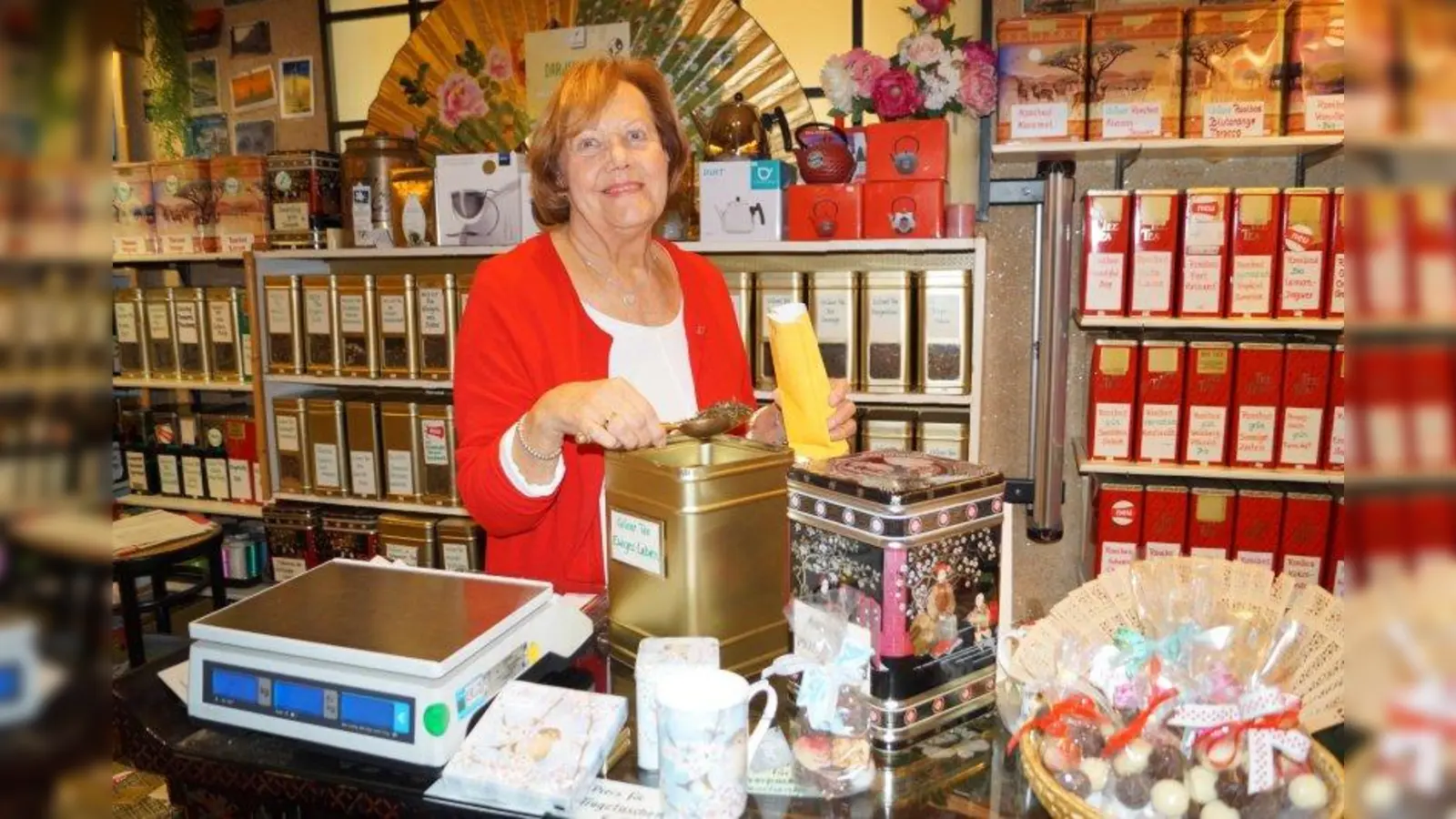Ruth Wirthmann hinter der Ladentheke ihres Tee-Fachgeschäfts „Tee-Zeit”. (Foto: pst)