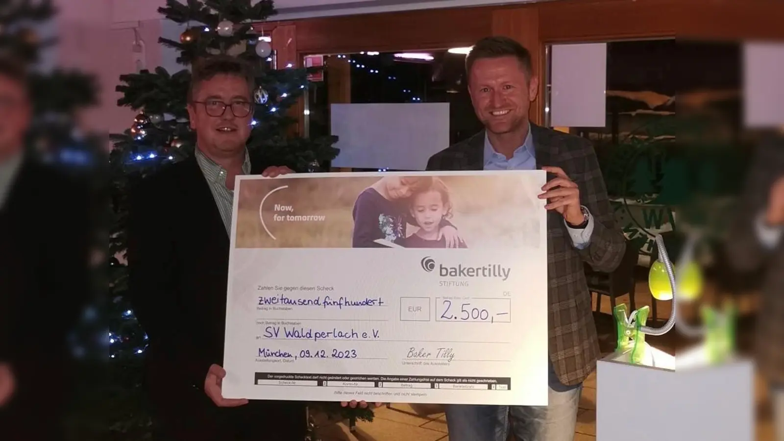 MdB Dr. Wolfgang Stefinger übergab an den Vorstand des SV Waldperlach, Peter Aschenbrenner, einen Scheck in Höhe von 2.500 Euro. (Foto: MdB Stefinger)