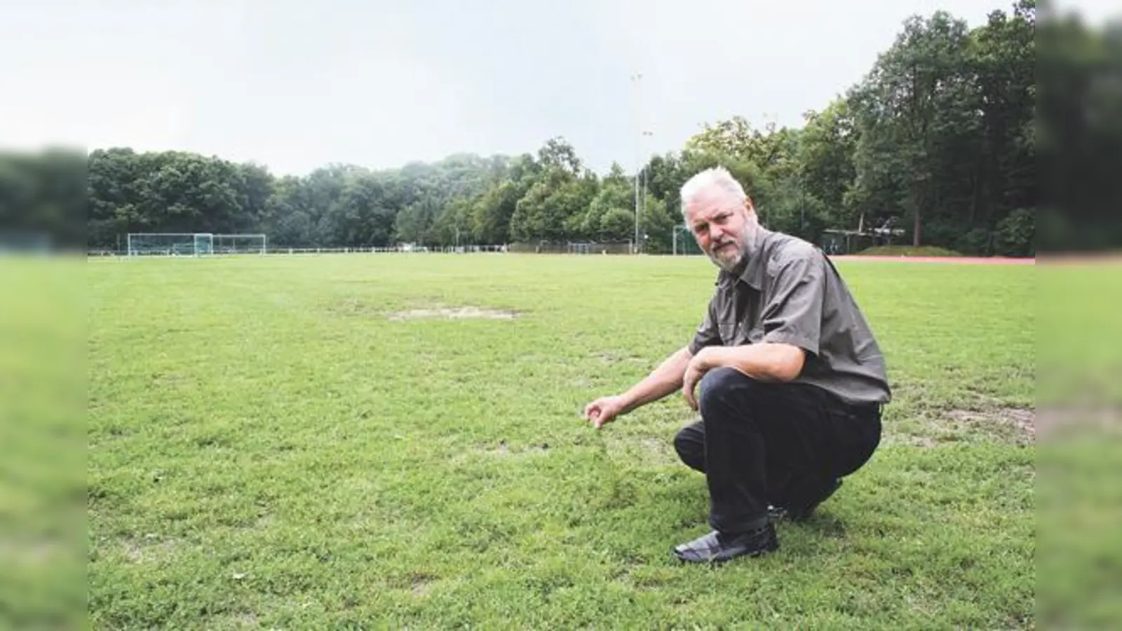 Schluss mit hügeligen Kraterlandschaften: Präsident Heinz Zellner berichtet über den geplanten Kunstrasenplatz beim TSV Moosach-Hartmannshofen. 	 (Foto: ws)