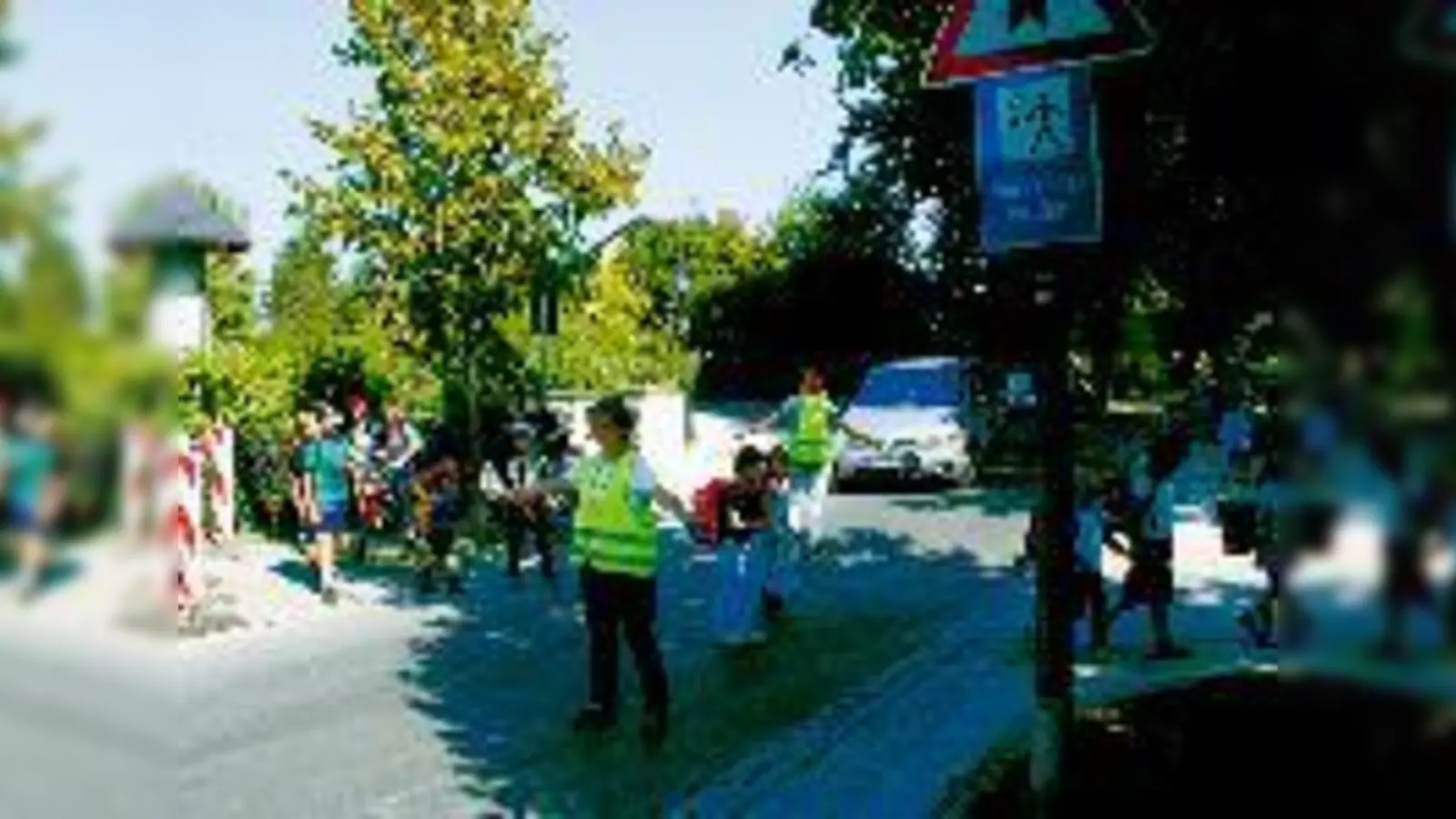 Die freundlichen Schulweghelferinnen Regine Zille und Marietta Reinicke halten den Verkehr »in Schach«, damit die Grundschüler die kritischste Stelle ihres Schulwegs sicher überwinden können.	 (Foto: cr)