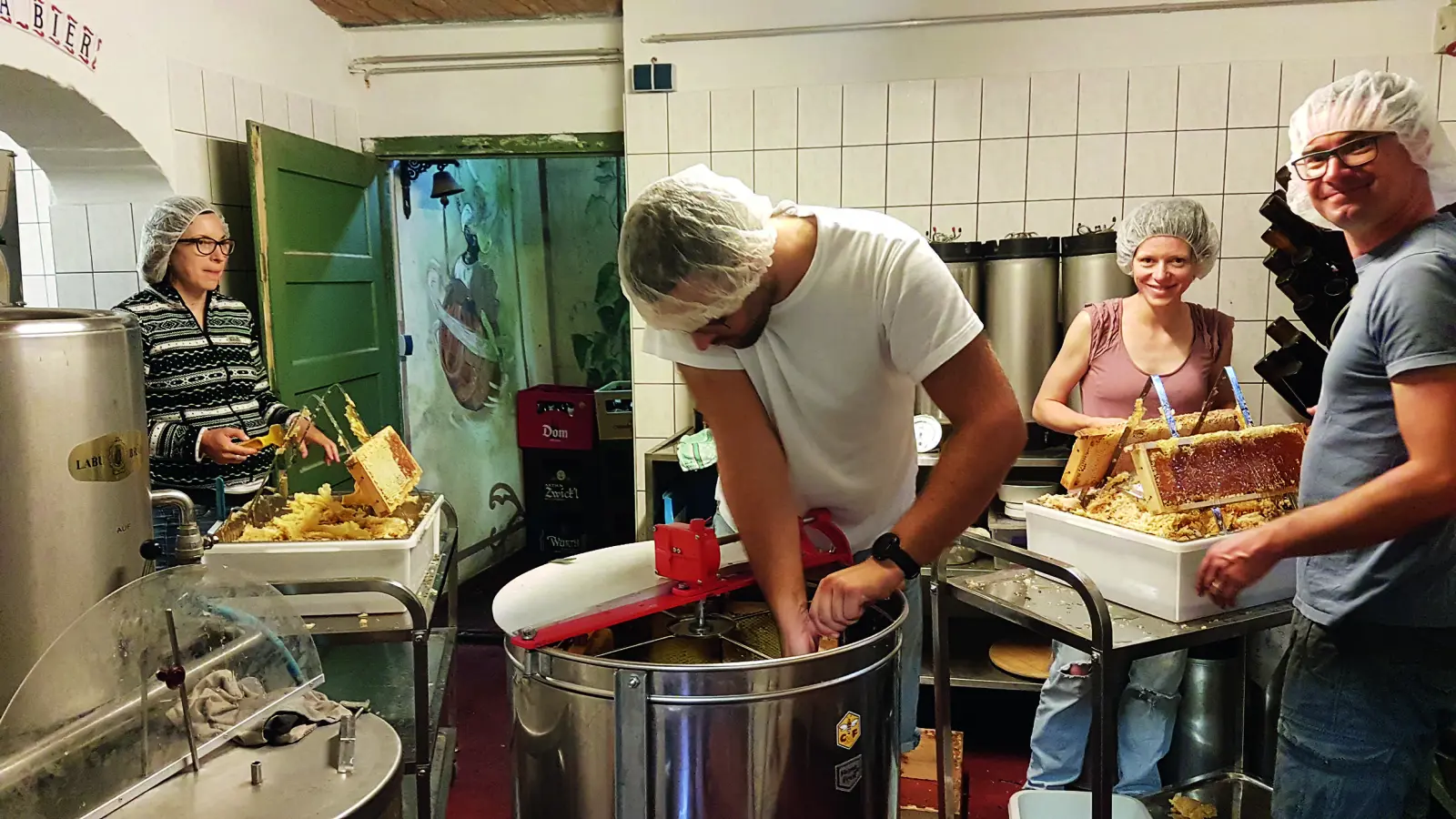 Bier mit Honig aus der eigenen Hobby-Imkerei stellt der Richelbräu in Neuhausen her. Für das Projekt „Bier und Biene” gab es einen Umweltpreis der Stadt München.  (F.: Richelbräu)