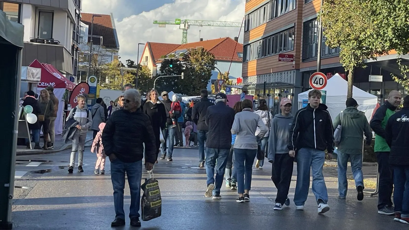 Viele Germeringer nutzten die Gelegenheit einmal mitten auf der autofreien Straßen zu bummeln. (Foto: pst)