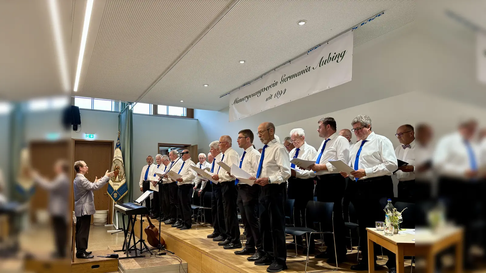 Der Männergesangsverein Germania Aubing mit Gastsängern der GieSingers begeisterte unter Leitung von Chorleiter Simon Zeitler mit ihrer Sommerserenade unter dem Motto „Prost.Mahlzeit“. (Foto: Ulrike Seiffert)
