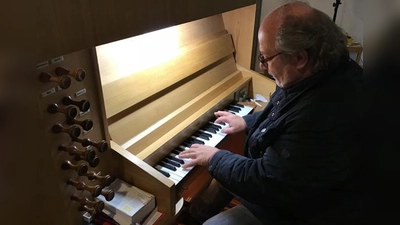 Pfarrer Bernhard Götz von der Evangelischen Olympiakirche schreibt die Weihnachtsbotschaft für die Leser von der Münchener Nord-Rundschau.  (Foto: Daniel Mielcarek)