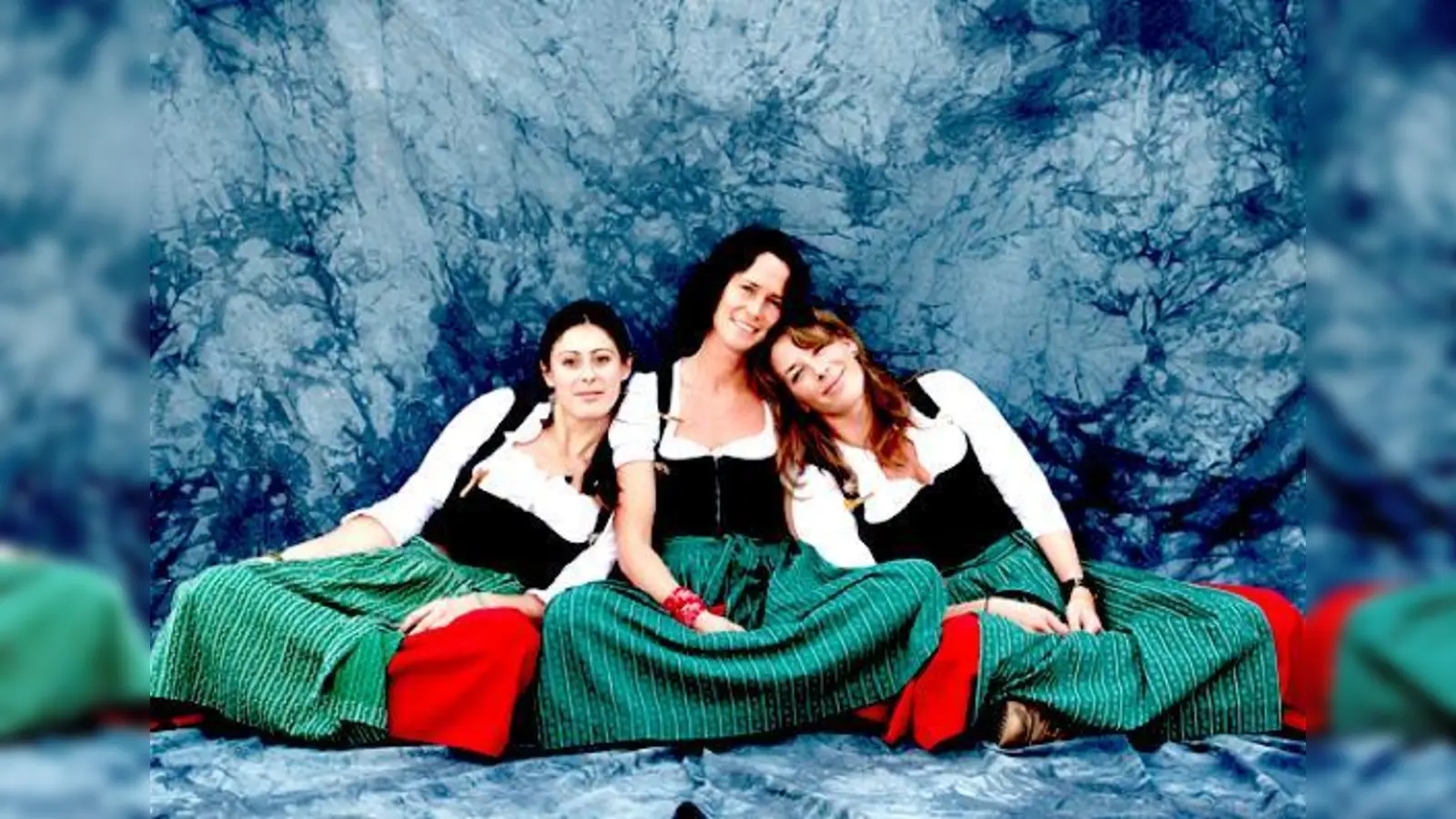 Wiesnbesucherinnen vor der Linse.  (Foto: Marden Smith)