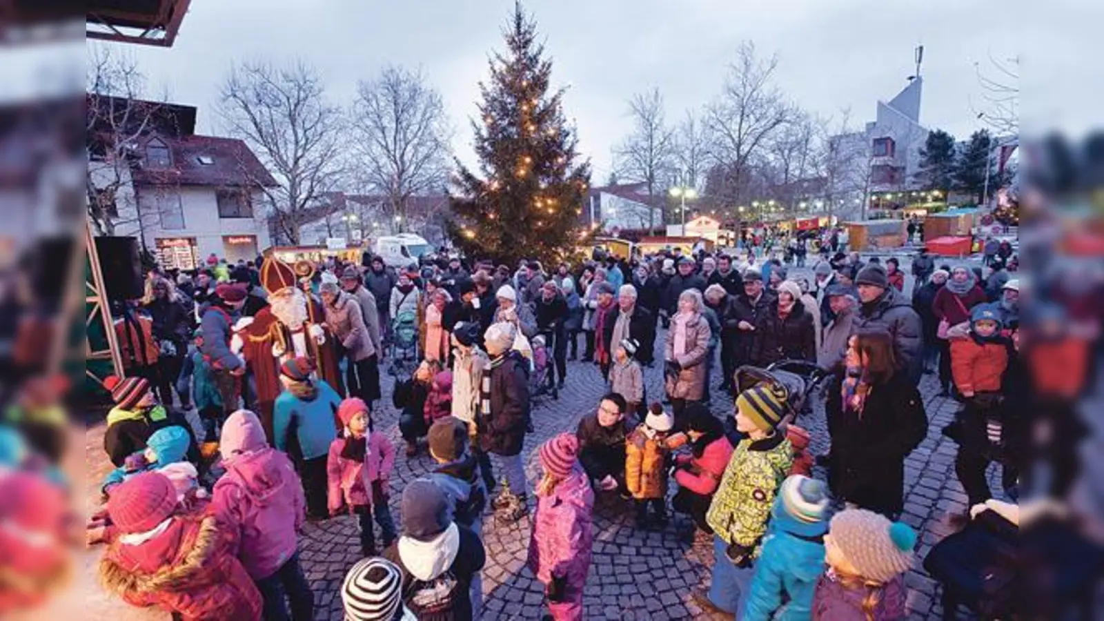 Auf dem Taufkirchner Rathausplatz findet am Wochenende der Christkindlmarkt statt.	 (Foto: VA)