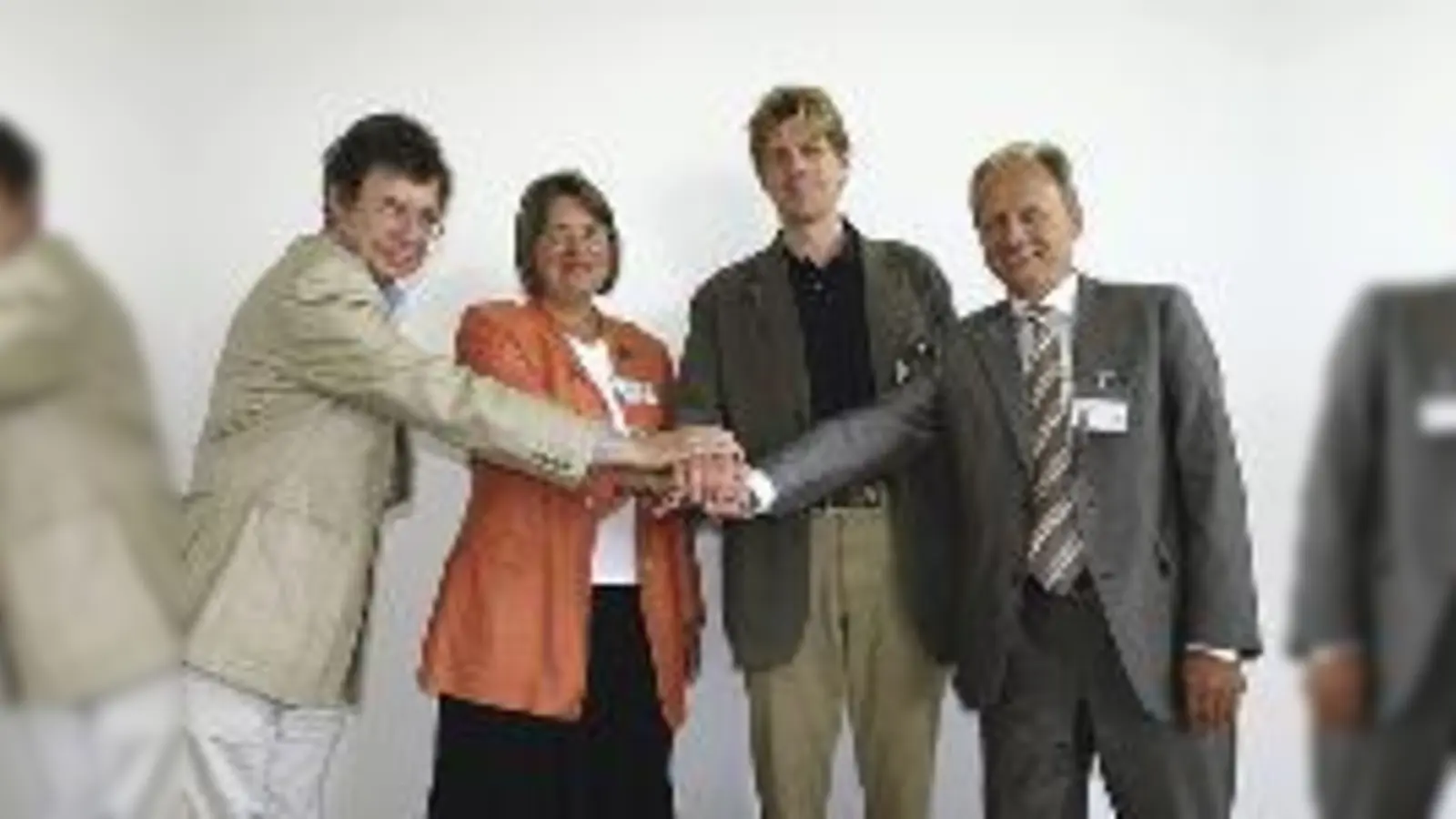 Ein starker Handschlag der Verantwortlichen des neuen Kompetenzzentrums am Klinikum Harlaching (v. l.): Professor Reinhard Roos, Gabriele Schmidt-Maaß, Nikolaus von Hofacker und Reinhard Fuß.   (Foto: Hettich)