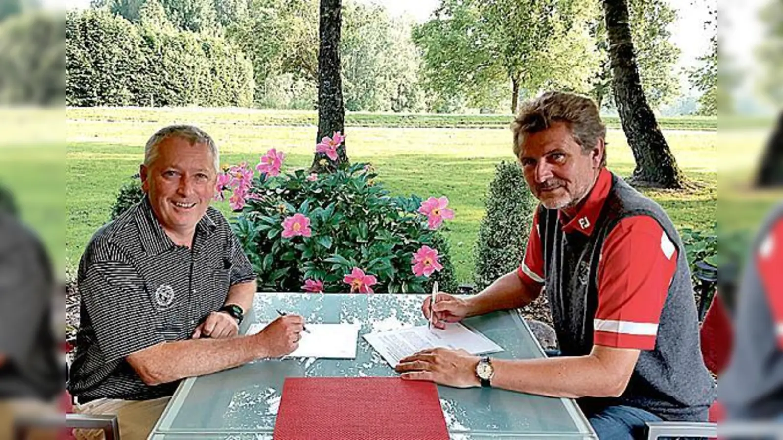 GCE Präsident Herbert Schneider (rechts) und GCSE Präsident Helmut Hampel (links) unterscheiben die Kooperations- vereinbarung. 	 (Foto: Verein)
