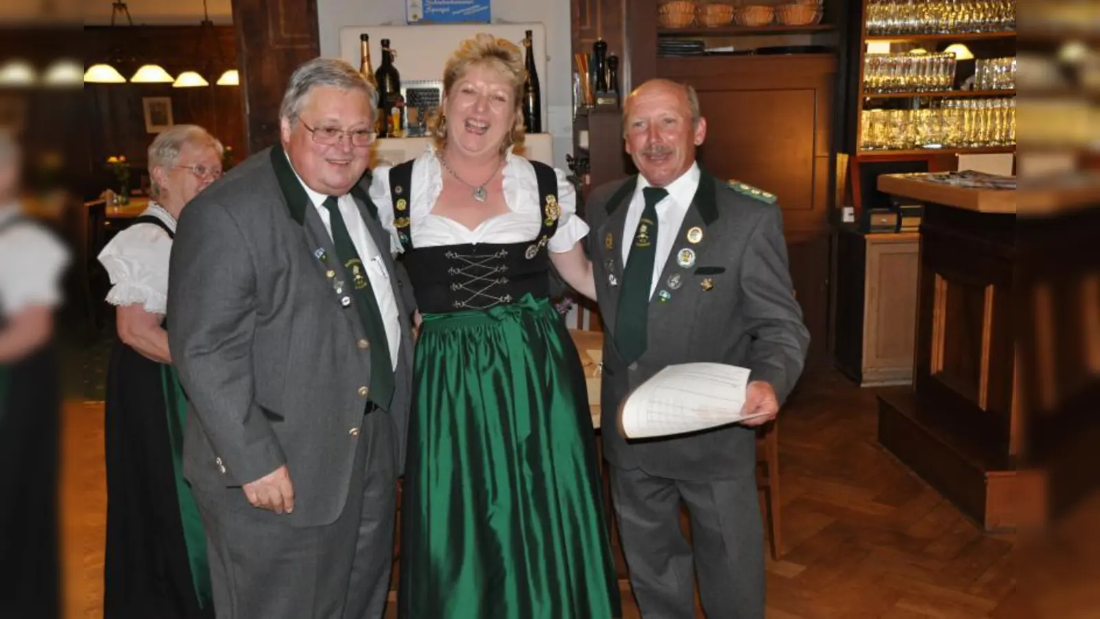 Bei der Endfeier der Schützengesellschaft Langwied (v.l.): Reinhold Fritzenwanker, Karin Steinherr, Georg Hardt. (Foto: privat)