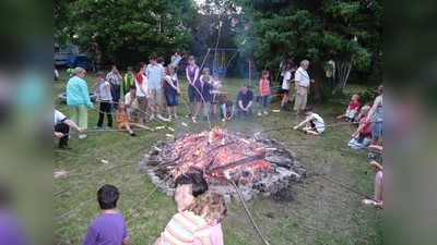 Bei Einbruch der Dunkelheit wird das legendäre Johannisfeuer entzündet. (Foto: Stefan Neudorfer)