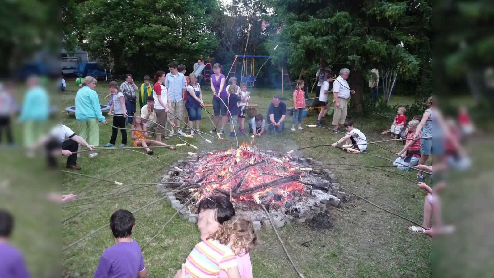Bei Einbruch der Dunkelheit wird das legendäre Johannisfeuer entzündet. (Foto: Stefan Neudorfer)