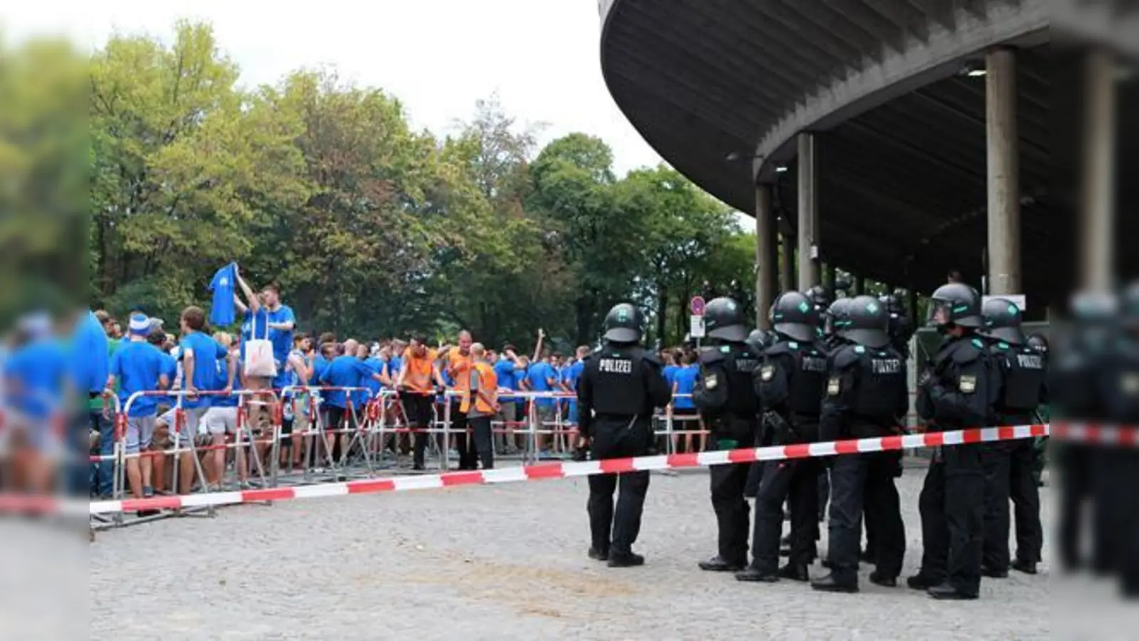 Besucherandrang in der Westkurve beim Derby.  (Foto: A. Wild)