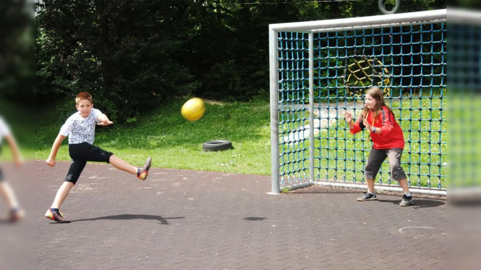 Auf dem Abenteuerspielplatz finden Yahya (links) und Vanessa immer jemanden zum Fußball spielen. (Foto: Eva Schraft)