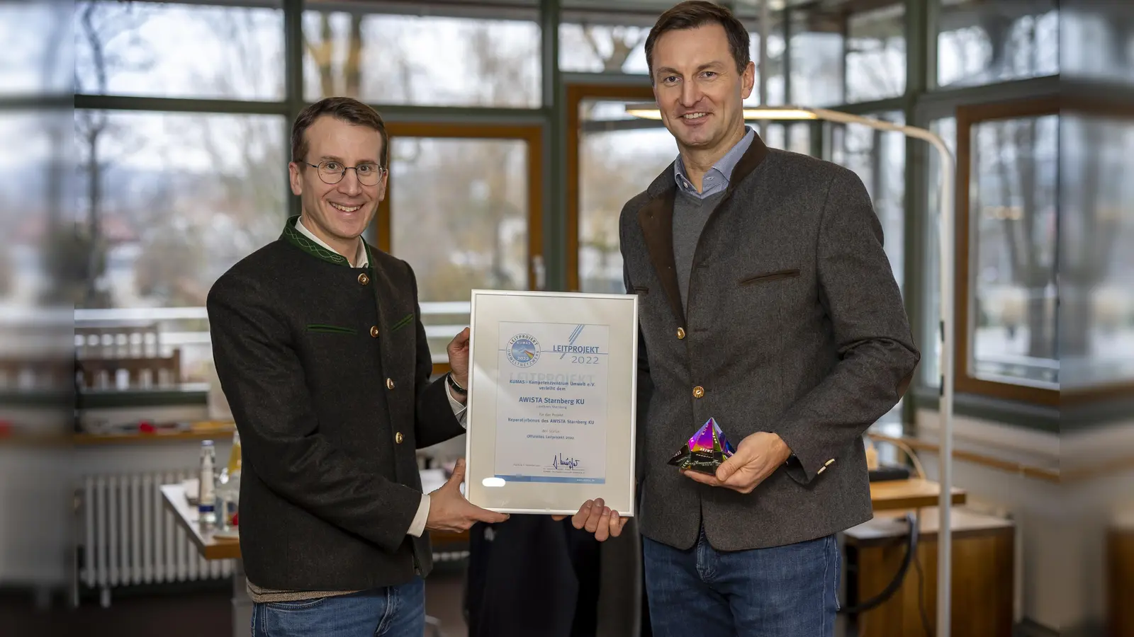 Freuen sich ber die Auszeichnung: Landrat Stefan Frey und AWISTA-Vorstand Christoph Wufka. (Foto: Landratsamt Starnberg)