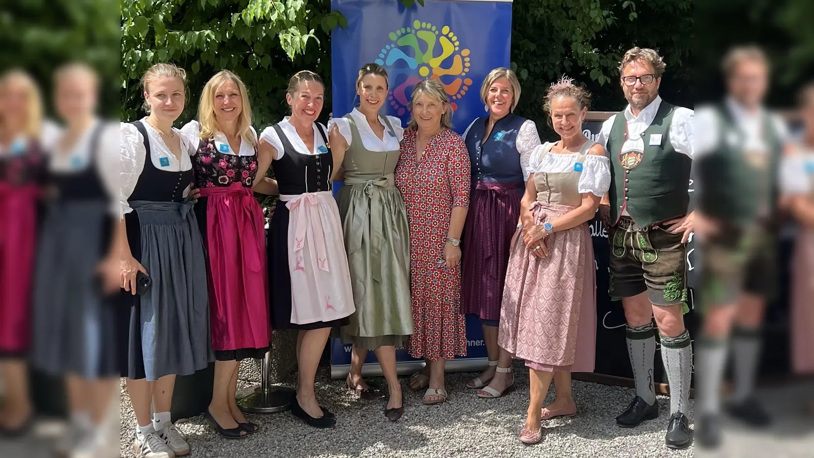 Jagdschloss-Wirtin Inge Weber mit dem Team des Vereins Münchner für Münchner. (Foto: Münchner für Münchner e.V.)