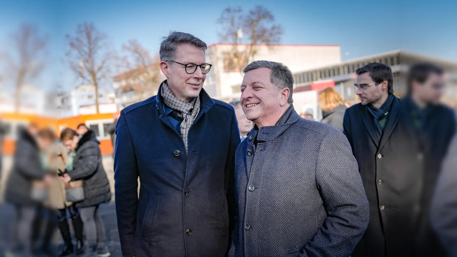 Der Bayerische Staatsminister für Wissenschaft und Kunst, Markus Blume, (l.) und der Bauminister, Christian Bernreiter, setzten den Spatenstich für die zwei neuen Zentralgebäude am LMU-Campus. Danach wurde Richtfest für den Neubau der Anantomie und Pathologie gefeiert.  (Foto: Axel Koenig)