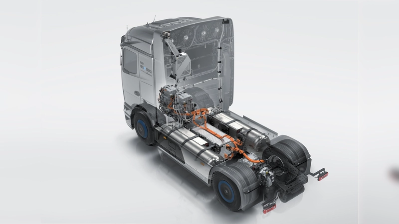 Zwei Flüssigwasserstoff-Tanks zu je 42,5 kg versorgen den Mercedes-Benz NextGenH2 Truck mit Energie. Über dem linken Tank befindet sich die Brennstoffzelle, ausgeführt als Twin System mit zweimal 150 kW. Die e-Achse beherbergt zwei Elektromotoren mit bis zu 370 kW Leistung.  (Foto:  Daimler Truck via aum)