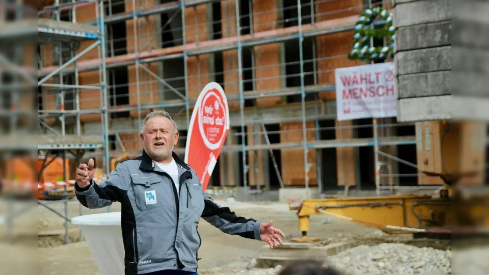 Polier Willi Hutter ist für die Baustelle Marienstift verantwortlich. „Wir haben Leute aus zwölf Nationen am Bau und geben ein Musterbeispiel für ein gutes Miteinander.” (Foto: us)
