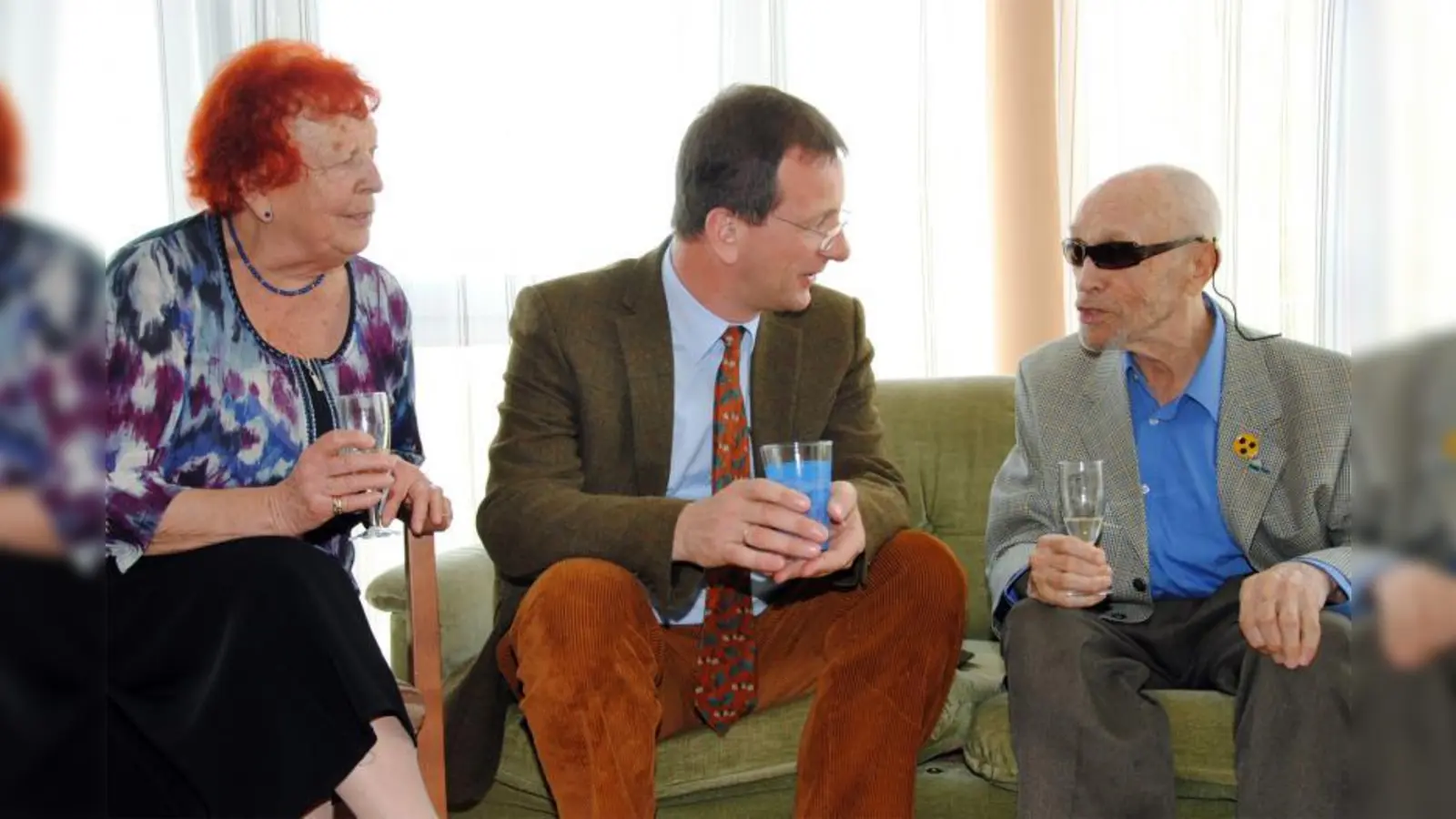 Angeregt unterhielten sich Herbert und Ursula Bräuning mit Oberbürgermeister Andreas Haas, der zum 90. Geburtstag gratulierte. (Foto: Eva Schraft)