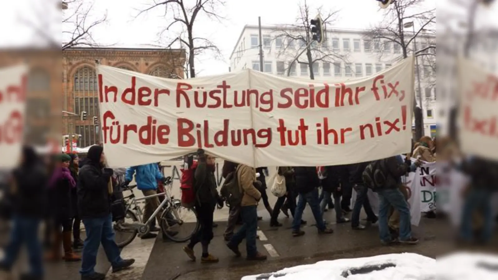 Mit markigen Sprüchen durch die Innenstadt: Studenten-Demo am Mittwoch.  (Foto: B. Setzer)