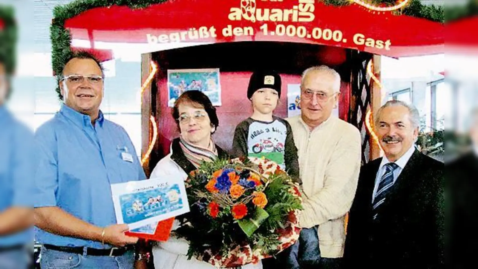 Der 100-Euro-Gutschein der Stadtwerke Unterschleißheim war eine angenehme Überraschung für den millionsten Besucher. Bürgermeister Rolf Zeitler (rechts) gratulierte im Namen der Stadt außerdem mit einem Blumenstrauß.	 (Foto: Stadt USH)