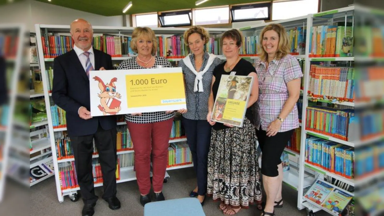 Gilchings Vize-Bürgermeister Martin Fink und Gemeindebüchereileiterin Angelika Rodenwald freuten sich über die Auszeichung des Bayernwerks, welche sie aus den Händen von Kommunalbetreuerin Silke Mall erhielten (von links). Silke Czaja und Nina Witterhold von der Gilchinger Gemeindebücherei waren ebenso von der Auszeichung begeistert ( von rechts). (Foto: Gemeinde Gilching)