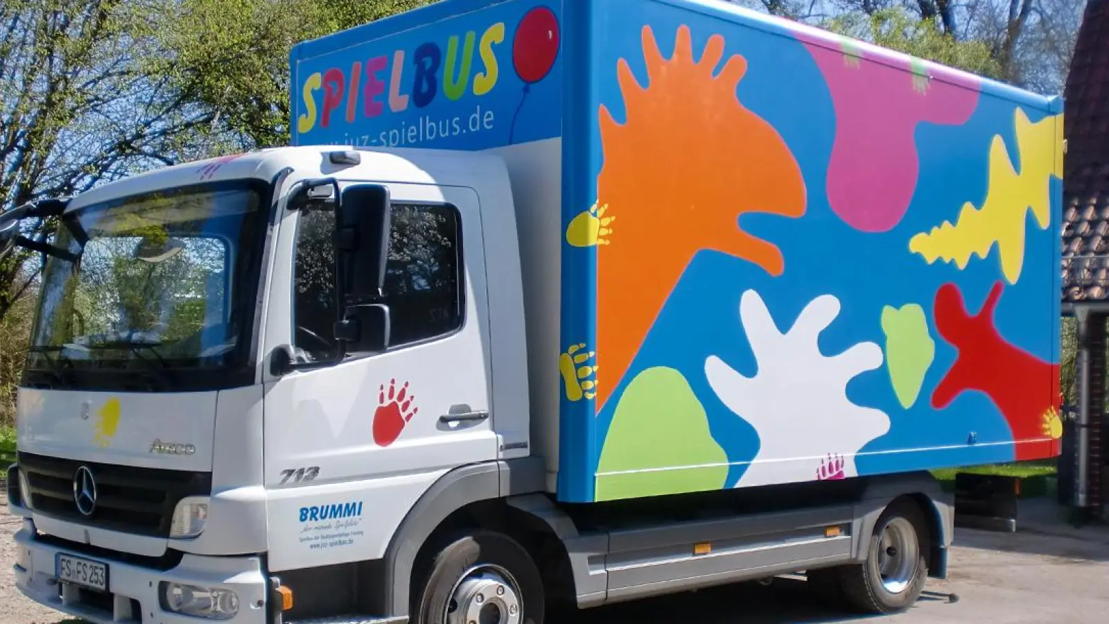 „Brummi”, der Spielbus der Stadtjugendpflege, ist ab 13. April auf Spielplatz-Tour. (Foto: Stadt Freising/Stadtjugendpflege)