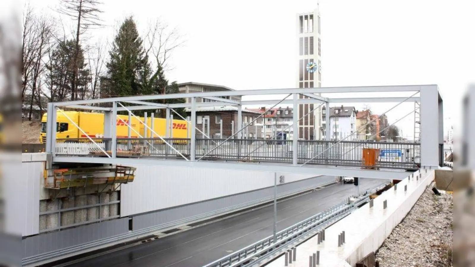 April 2015: Wenige Wochen vor der Eröffnung des Tunnel wartet die neue Grabbebrücke darauf, den ebenerdigen Weg zu St. Thomas Morus zu öffnen. (Foto: job)