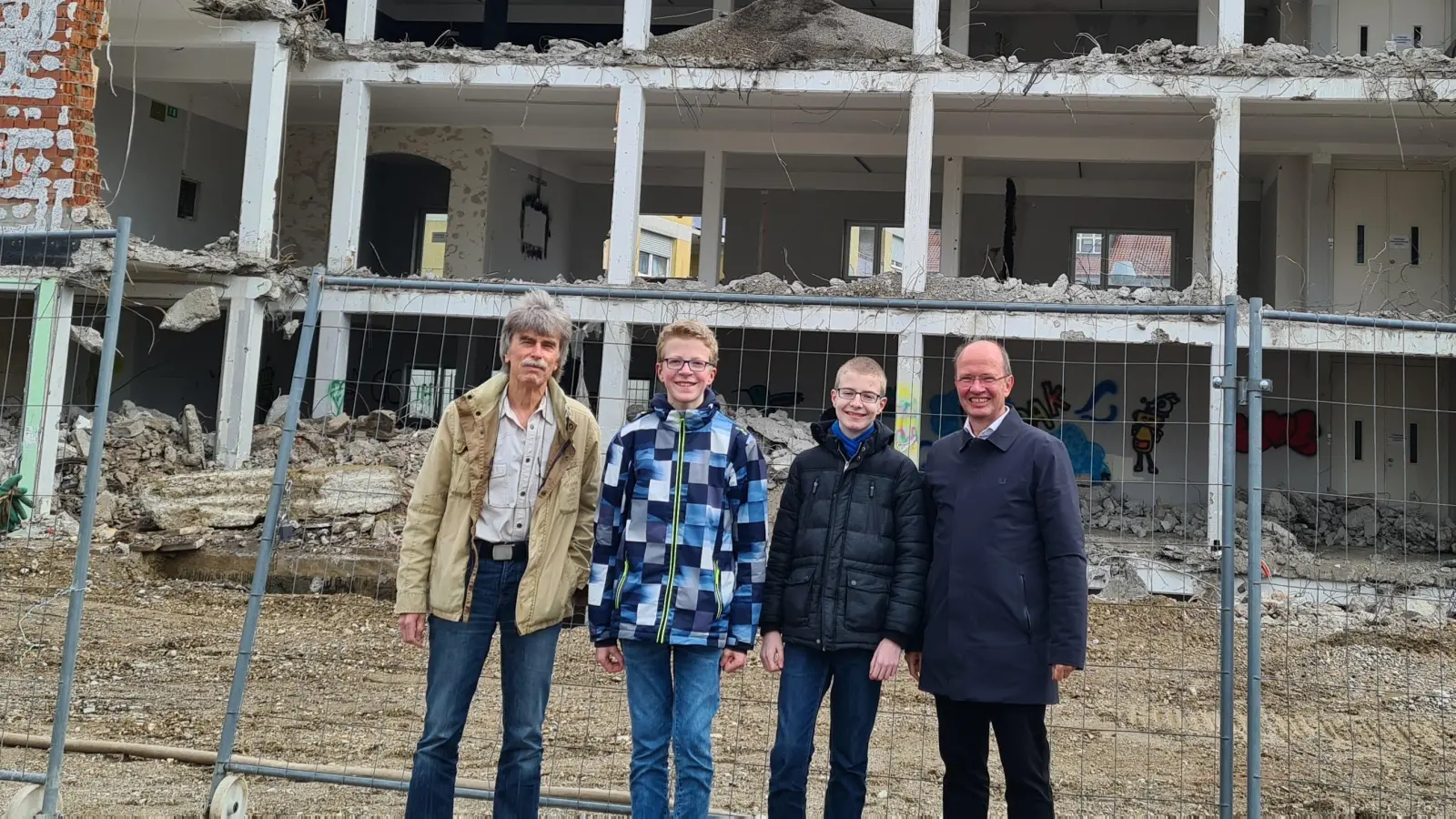 Orga-Team des DigiClubs bestehend aus (von links) Walter Hein, Daniel Berger, Julius Knuff und Jürgen Biffar vor der Baustelle des ehemaligen Grollmus-Areals. (Foto: Livia Schommer)