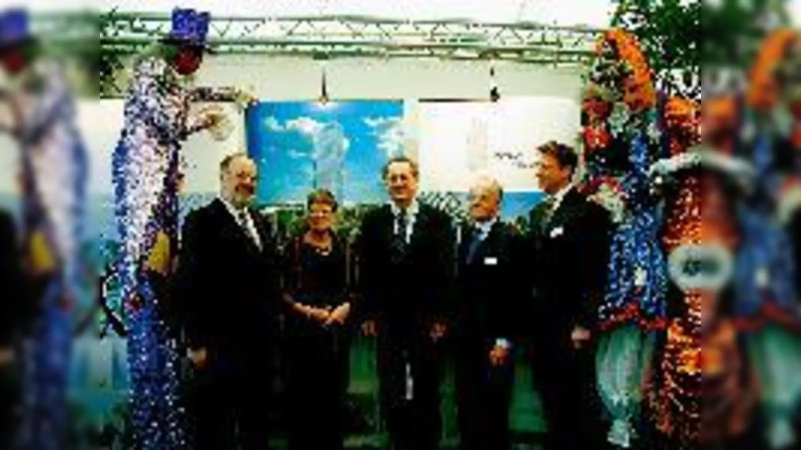 Es geht hoch hinaus: Das merkten Karl Franz Wambach, Christiane Thalgott, Christian Ude, Gerald D. Hionnes und Lars Huber (2. bis 6. v. li) schon vor der feierlichen  (Zeremonie.Foto: cr)