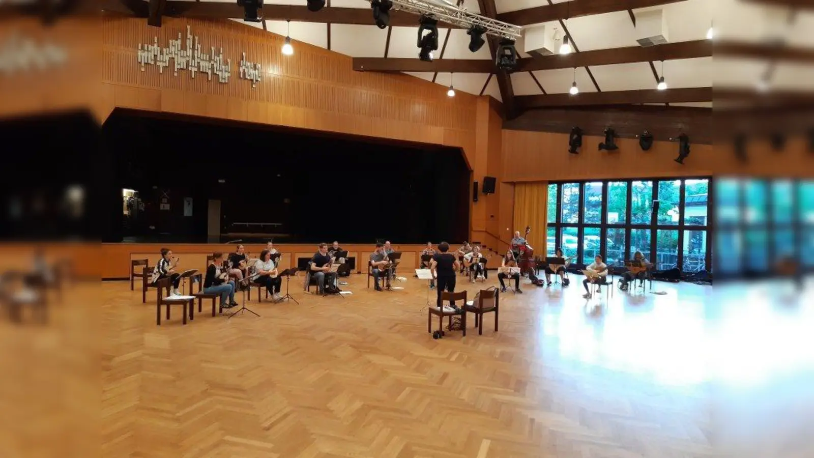 Das Vivaldi Orchester Karlsfeld musiziert wieder gemeinsam. Damit es genügend Abstand zwischen den Musikern gibt, finden die Proben im großen Bürgersaal des Bürgerhauses statt. (Foto: Vivaldi Orchester Karlsfeld)